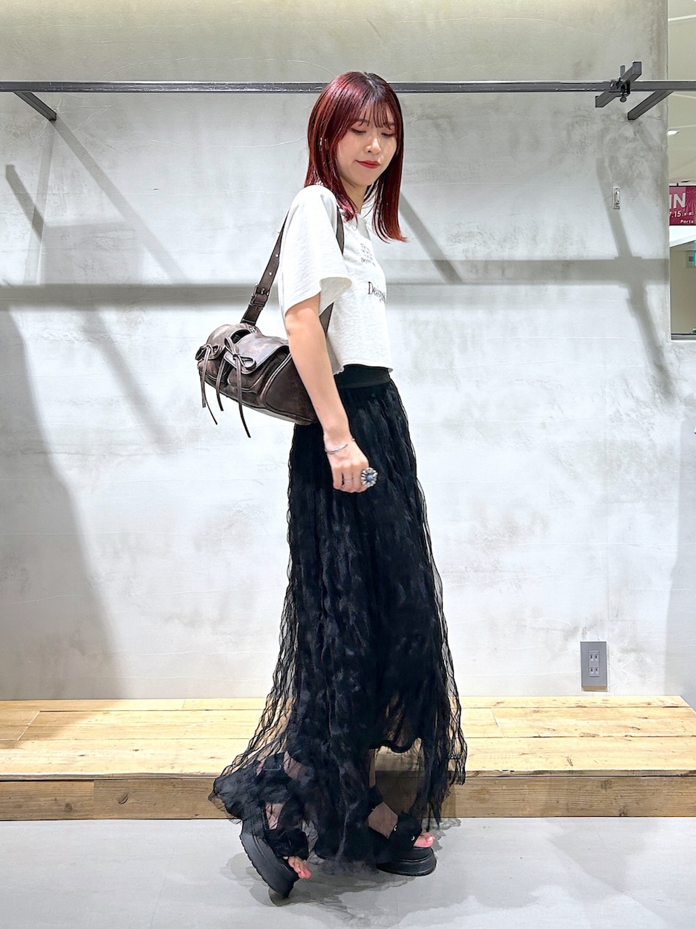 「カットソー、ショート丈トップス、ロングスカート、シアー、ショルダーバッグ、Tシャツ、カジュアル、モノトーン、PAGEBOY、骨格ナチュラル」｜「PAGEBOYのシボシボプリーツスカート（スカート、ブラック系）」を使った、ゆきほさん（骨格ナチュラル・レディース・159cm）の夏コーディネートの3枚目の写真