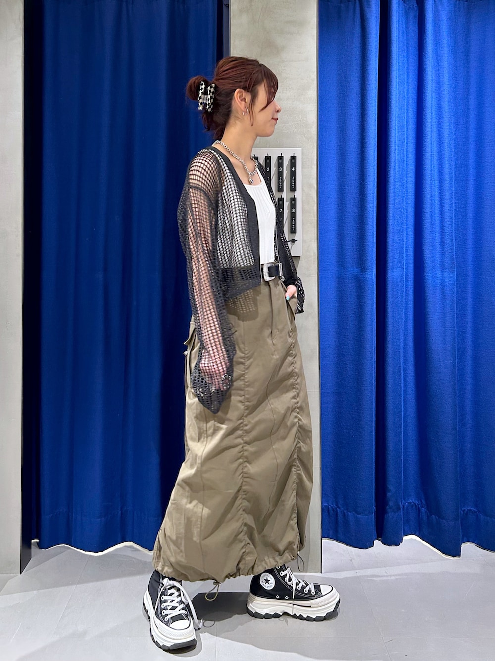「カーディガン、タンクトップ、スカート、厚底スニーカー、カーキ、メッシュ、夏コーデ、カジュアル、骨格ナチュラル」｜「PAGEBOYのミントヤーンスクエアネックタンク（タンクトップ、ホワイト系）」を使った、ゆきほさん（骨格ナチュラル・レディース・159cm）の夏コーディネートの3枚目の写真