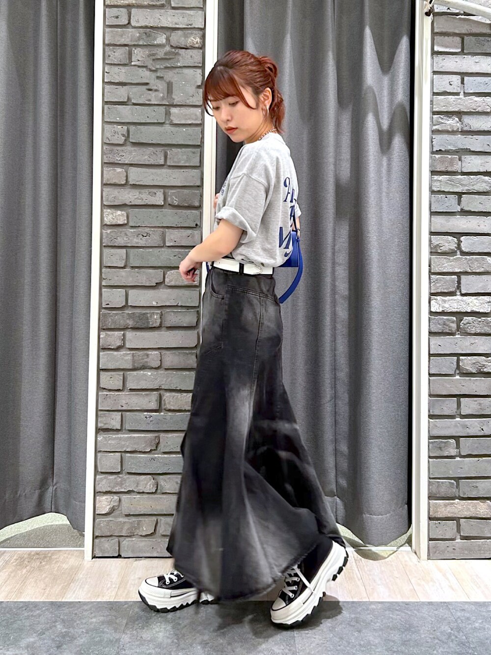 「モード、モードカジュアル、プリントT、デニムスカート、大人カジュアル、夏コーデ、スニーカー、骨格ナチュラル」｜「PBLIMのPAGEBOYLIM/ALWAYSロゴT（Tシャツ/カットソー、グレー系）」を使った、ゆきほさん（骨格ナチュラル・レディース・159cm）の夏コーディネートの3枚目の写真