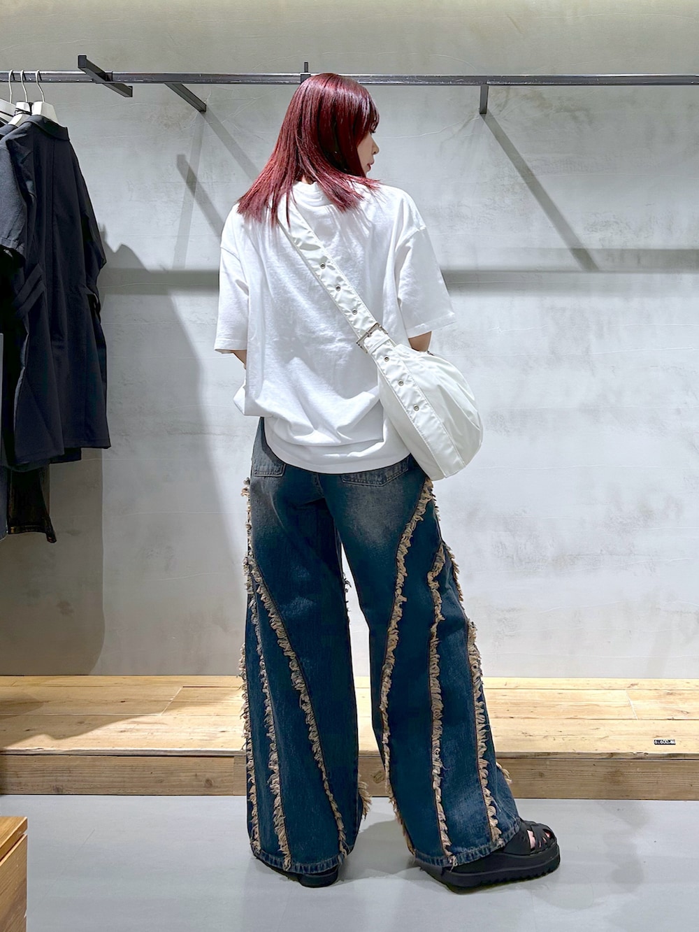 「オーバーサイズ、Tシャツ、ロックT、プリントT、y2k、デニム、ワイドデニム、デザインデニム、ヴィンテージライク、カジュアル」｜「PAGEBOYのフリンジワイドデニム（デニムパンツ、ブルー系）」を使った、ゆきほさん（骨格ナチュラル・レディース・159cm）の夏コーディネートの3枚目の写真