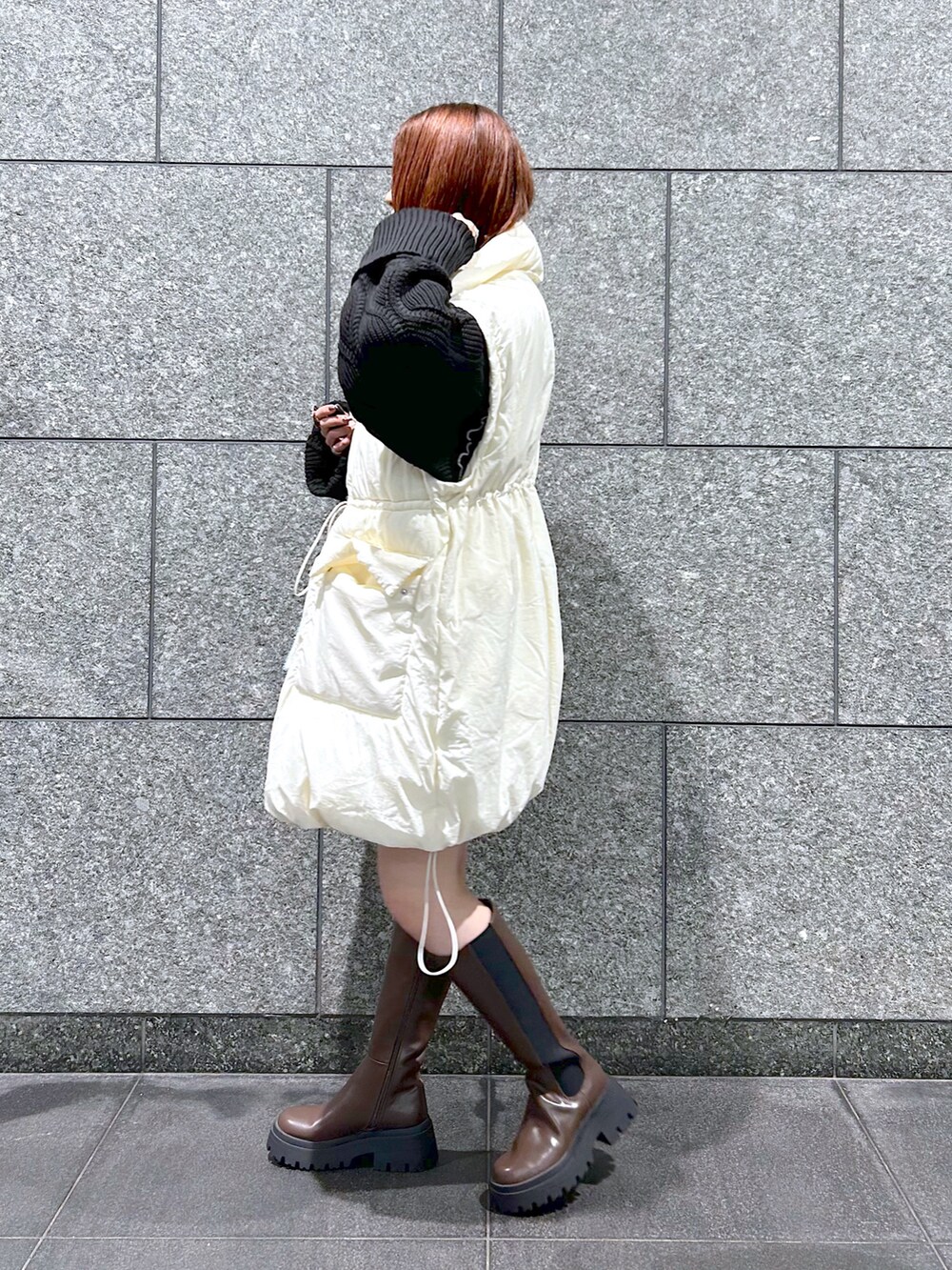 「冬コーデ、ベスト、オーバーサイズ、ニットワンピース、ミニ丈ワンピ、ケーブルニット、ロングブーツ、ブルゾン、冬アウター、冬アウター着回しチャレンジ、デート、ファッションを楽しもう」｜「PAGEBOYのスポンジケーブルチュニック（ニット/セーター、ブラック系）」を使った、ゆきほさん（骨格ナチュラル・レディース・159cm）の秋コーディネートの3枚目の写真