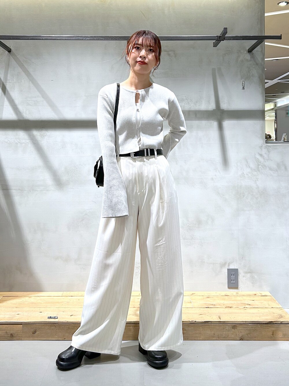 「春コーデ、春服、春色、ワントーンコーデ、春ニット、ショート丈トップス、スラックス、ピンストライプ、ホワイトパンツ、きれいめカジュアル」｜「PAGEBOYのスタンダードスラックス（スラックス、ホワイト系）」を使った、ゆきほさん（骨格ナチュラル・レディース・159cm）の春コーディネートの2枚目の写真