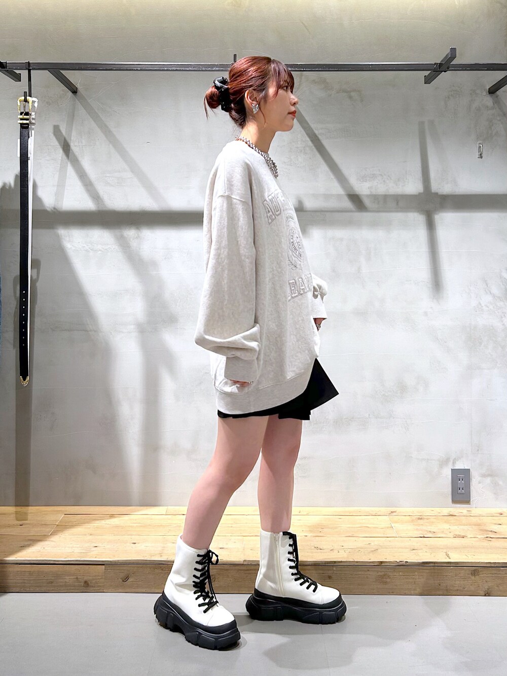 「ウラケ、スウェット、カレッジスウェット、カレッジロゴ、ショートパンツ、プリーツパンツ、ショートブーツ、カジュアル、ラフ、春服」｜「PAGEBOYのカレッジミニウラケBIGスウェット（スウェット、ベージュ系）」を使った、ゆきほさん（骨格ナチュラル・レディース・159cm）の春コーディネートの2枚目の写真