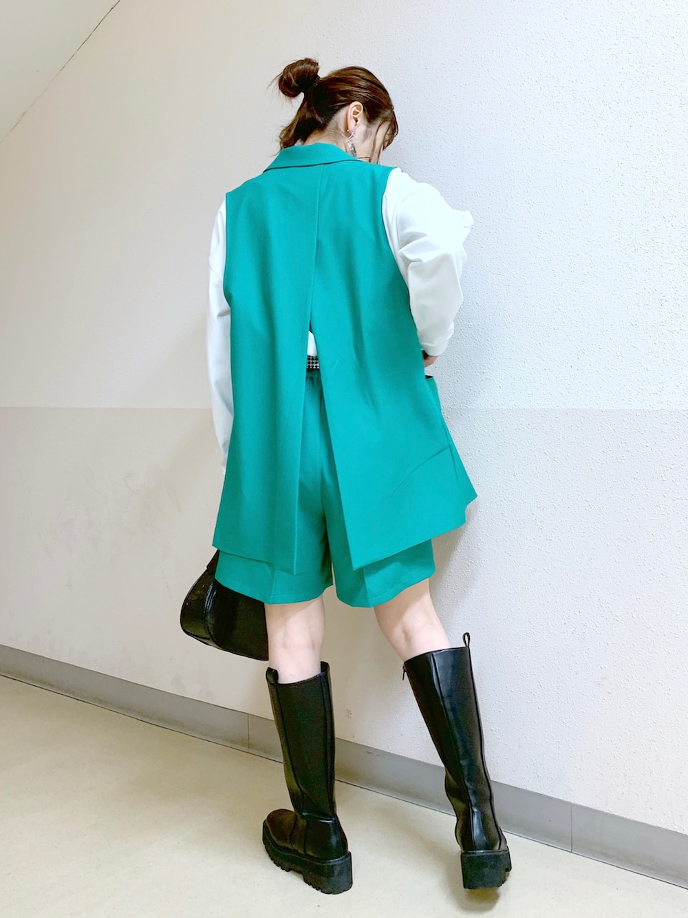 グリーン系のその他アウター、グリーン系のパンツ、ブラック系のブーツを着用したレディースの春コーディネートの3枚目の写真