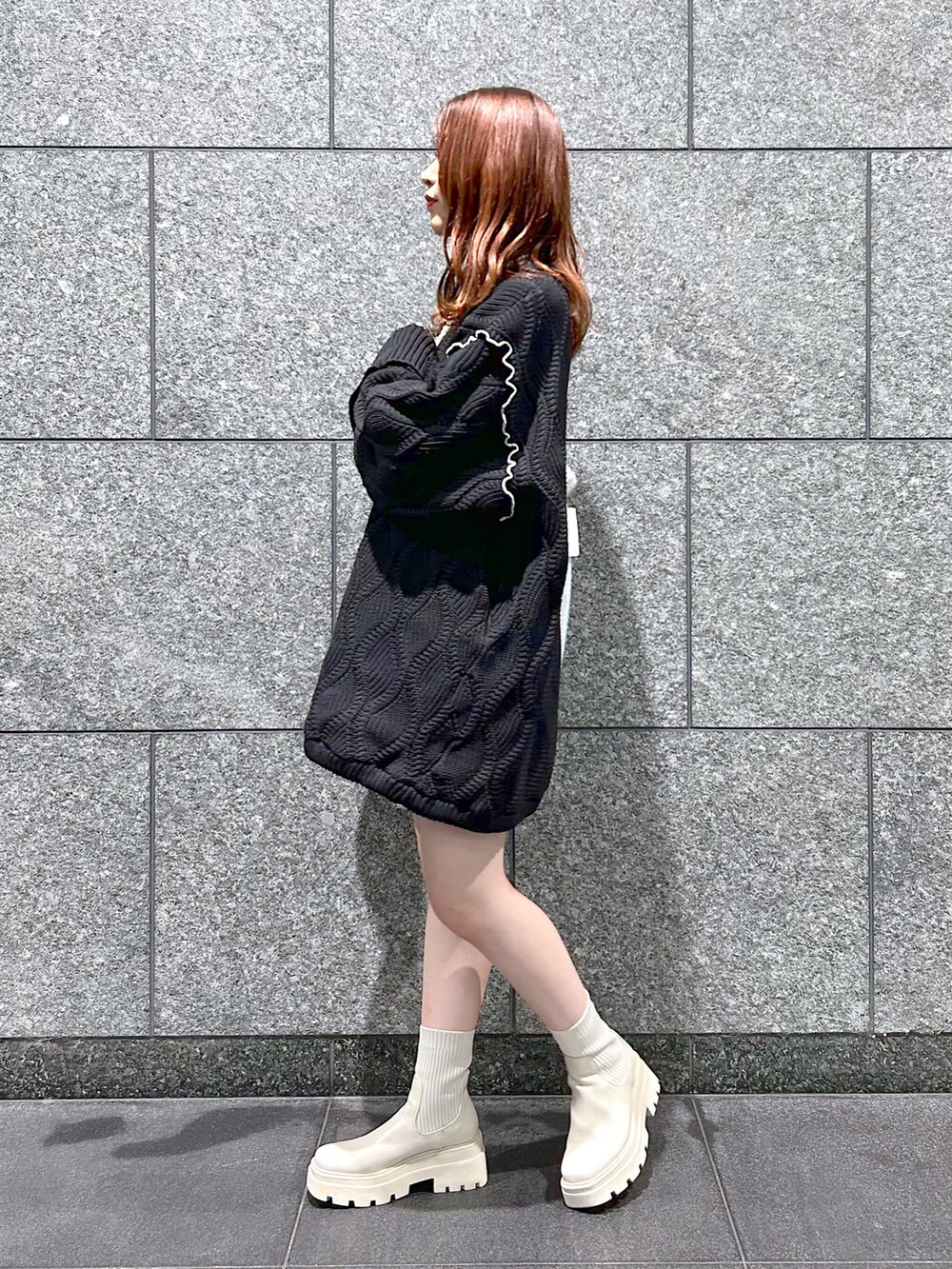 「ニットワンピ、ケーブルニット、チュニックニット、パイピング、ブラックコーデ、トートバッグ、ラメ、ミニ丈、厚底ブーツ、ファッションを楽しもう、オーバーサイズ」｜「PAGEBOYのスポンジケーブルチュニック（ニット/セーター、ブラック系）」を使った、ゆきほさん（骨格ナチュラル・レディース・159cm）の秋コーディネートの2枚目の写真