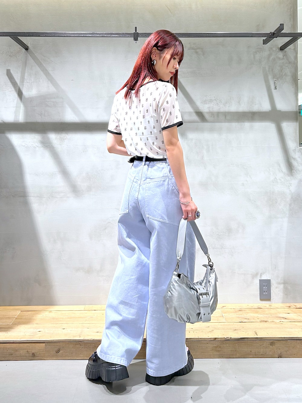 「ロゴプリント、カラーデニム、ワイドパンツ、カラーパンツ、シルバーバッグ、厚底サンダル、スポサン、Tシャツ」｜「PAGEBOYの<高畠百加着用アイテム>モノグラムシアーT（Tシャツ/カットソー、ホワイト系）」を使った、ゆきほさん（骨格ナチュラル・レディース・159cm）の夏コーディネートの3枚目の写真