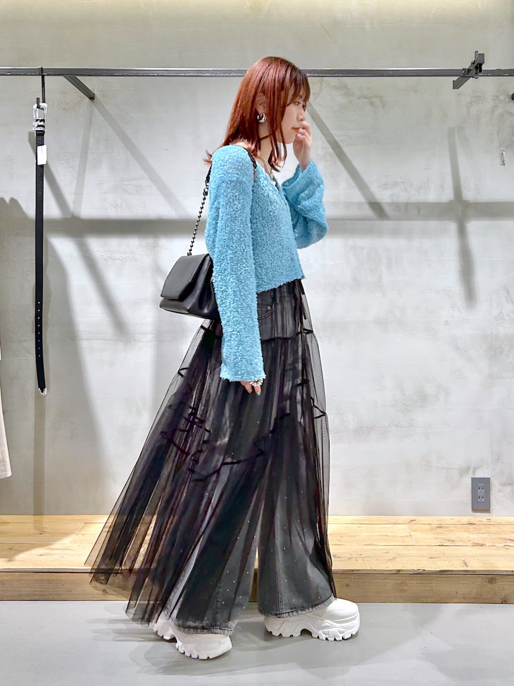 「カーディガン、春カーディガン、春コーデ、春カラー、ブルー、デニム、ワイドデニム、キラキラ、チュールワンピ、レイヤードスタイル、カジュアル、お出かけコーデ」｜「PAGEBOYのペーパーヤーンショートカーディガン（カーディガン/ボレロ、ブルー系）」を使った、ゆきほさん（骨格ナチュラル・レディース・159cm）の春コーディネートの2枚目の写真