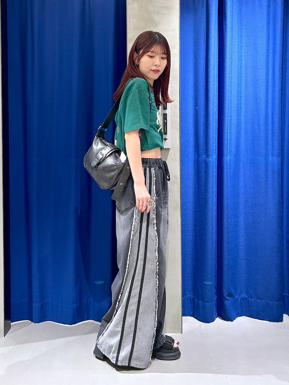 「Tシャツ、ロゴT、グリーン、デニムパンツ、ワイドデニム、ラインパンツ、カジュアル、Tシャツコーデ、夏コーデ、骨格ナチュラル、イエベ春」｜「PAGEBOYのアソートグラフィックルーズT（Tシャツ/カットソー、グリーン系）」を使った、ゆきほさん（骨格ナチュラル・レディース・159cm）の夏コーディネートの3枚目の写真