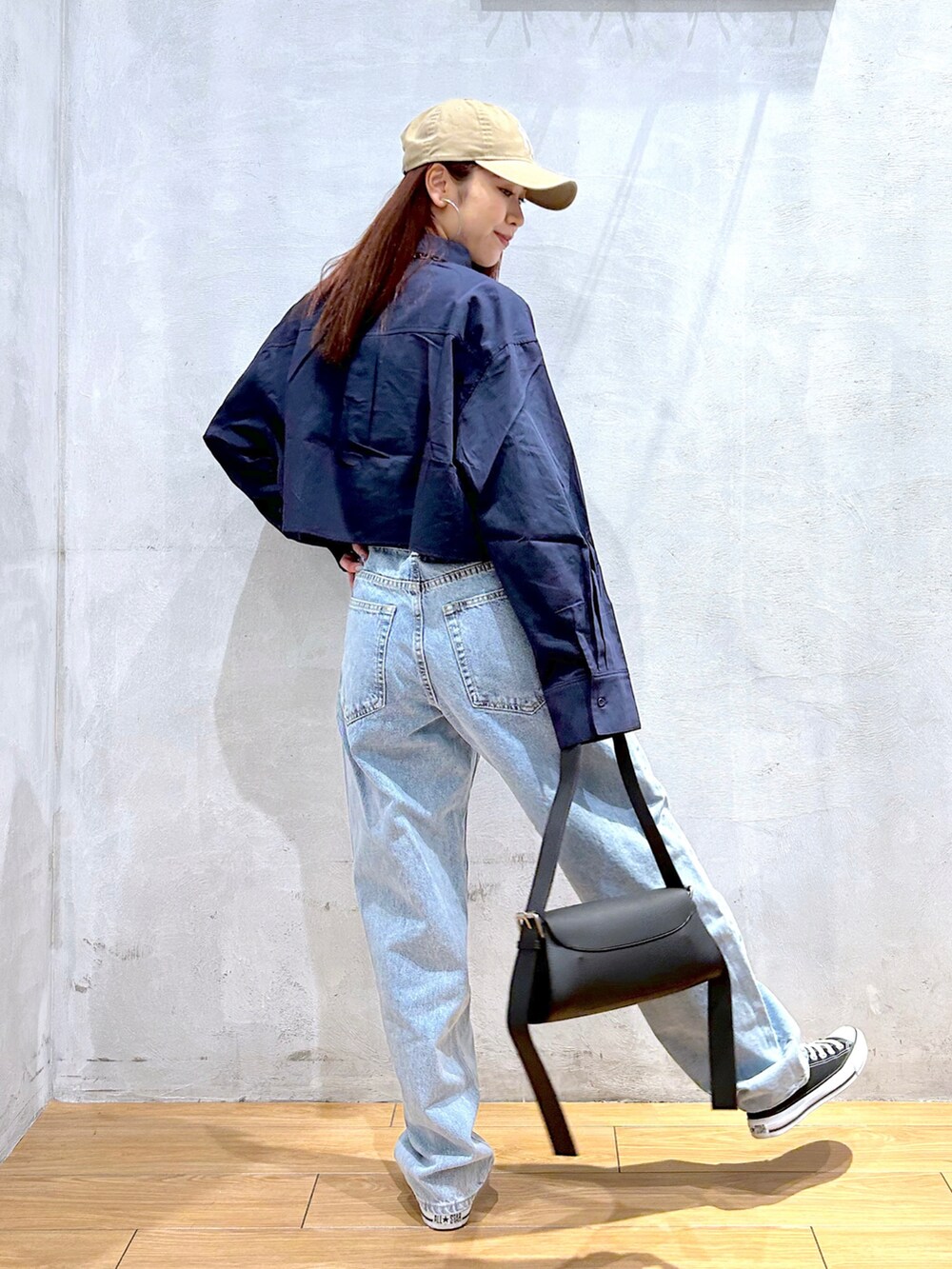 「春コーデ、シャツ、ショート丈トップス、デニム、メンズライク、ローライズ、ハンドバッグ、キャップ、骨格ナチュラル、大人カジュアル、春服デビュー宣言」｜「PAGEBOYのローライズジーンズ（デニムパンツ、ブルー系）」を使った、ゆきほさん（骨格ナチュラル・レディース・159cm）の春コーディネートの3枚目の写真
