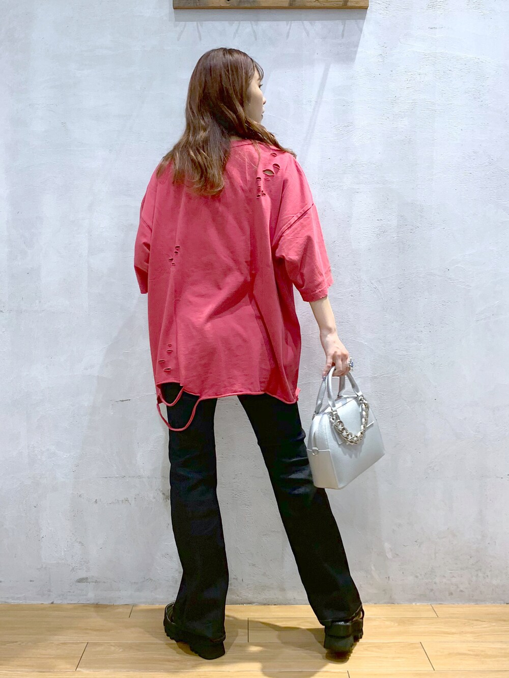 ピンク系のTシャツ/カットソー、ブルー系のデニムパンツ、シルバー系のショルダーバッグを着用したレディースの夏コーディネートの3枚目の写真