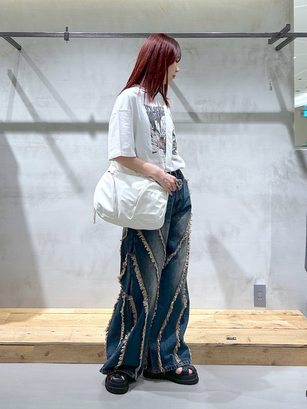 「オーバーサイズ、Tシャツ、ロックT、プリントT、y2k、デニム、ワイドデニム、デザインデニム、ヴィンテージライク、カジュアル」｜「PAGEBOYのフリンジワイドデニム（デニムパンツ、ブルー系）」を使った、ゆきほさん（骨格ナチュラル・レディース・159cm）の夏コーディネートの2枚目の写真