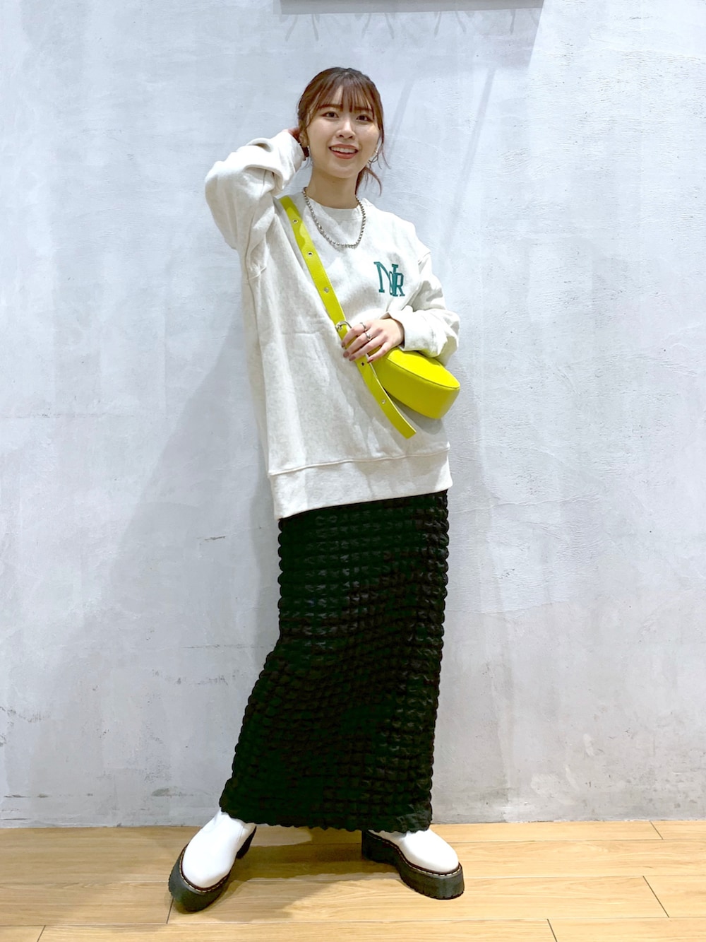 「スウェット、カレッジロゴ、ポコポコ、春服デビュー宣言、春、ラフコーデ、カジュアル、オーバーサイズ、ゆるコーデ」｜「PAGEBOYのクラックカレッジBIGスウェット（スウェット、ベージュ系）」を使った、ゆきほさん（骨格ナチュラル・レディース・159cm）の春コーディネートの2枚目の写真