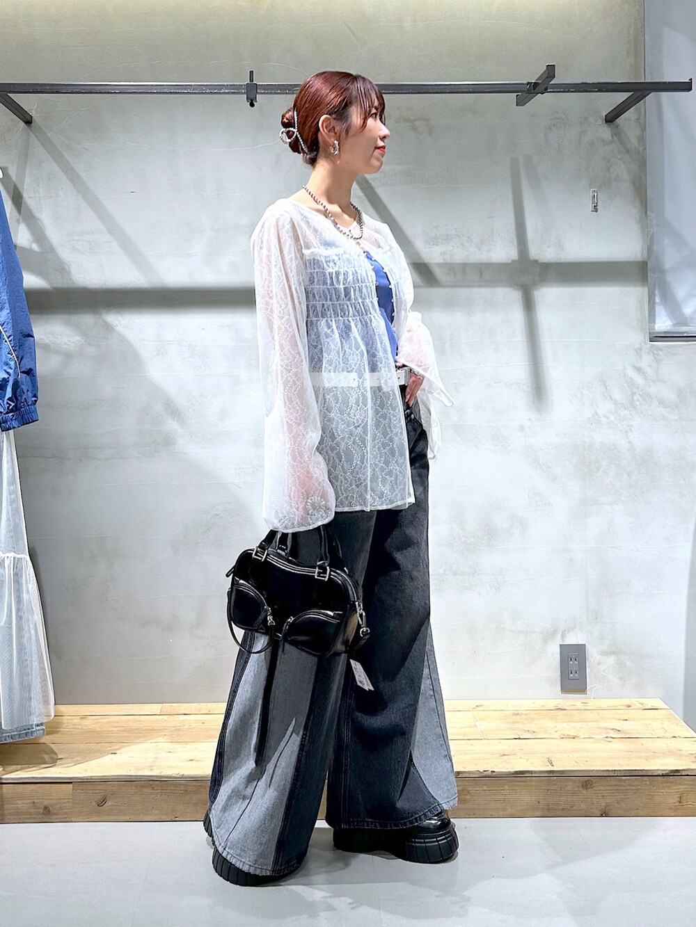 「レースブラウス、ブラウス、ワイドデニム、デニムパンツ、ワイドパンツ、キリカエデザイン、キャミソール、春服、オトナカジュアル、デニム」｜「PAGEBOYのキリカエデニムパンツ（デニムパンツ、ブラック系）」を使った、ゆきほさん（骨格ナチュラル・レディース・159cm）の春コーディネートの3枚目の写真