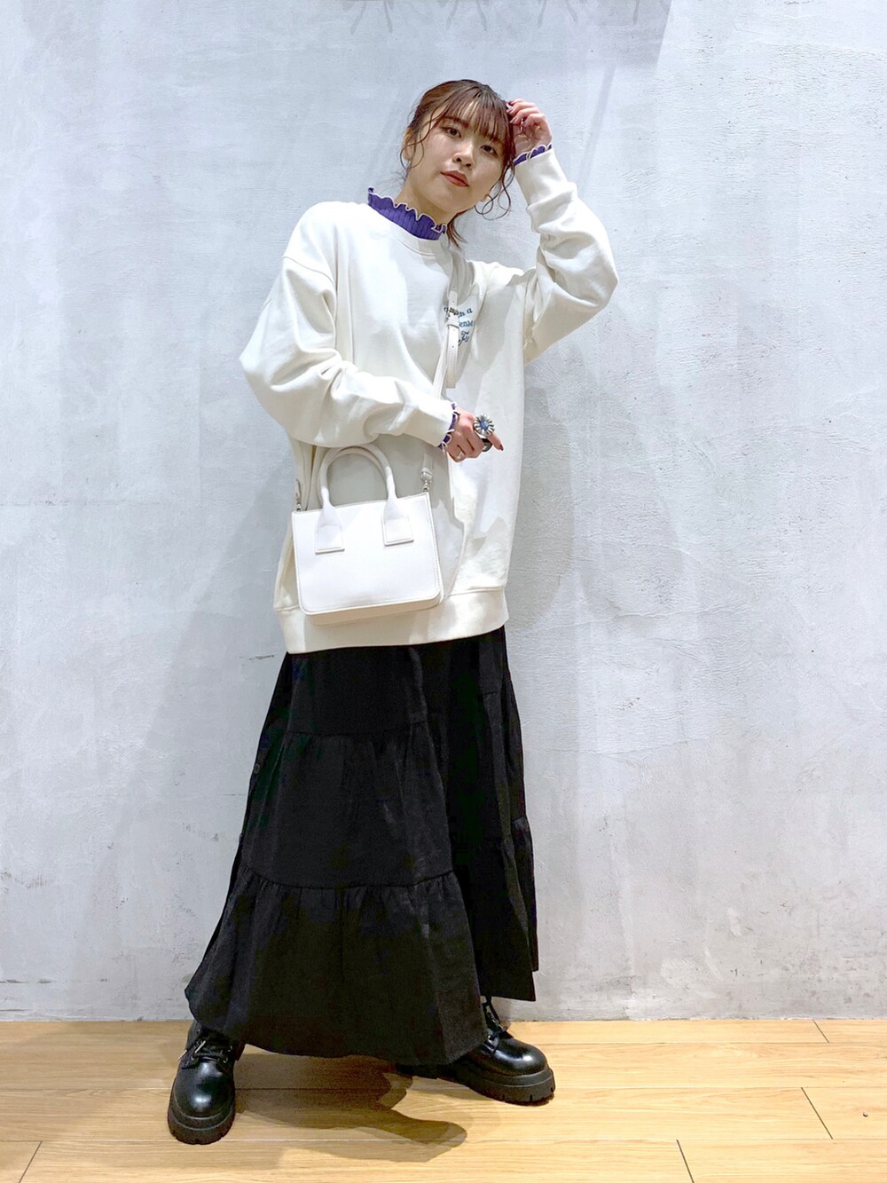 「スウェット、バックロゴ、ティアードスカート、ラフ、PAGEBOY、トレーナー」｜「PAGEBOYのカラーロゴBIGスウェット（スウェット、ホワイト系）」を使った、ゆきほさん（骨格ナチュラル・レディース・159cm）の冬コーディネートの2枚目の写真