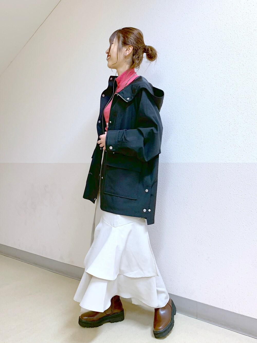 「マウンテンパーカー、スカート、ティアードスカート、おしゃれさんと繋がりたい、ロングブーツ、春コーデ、カジュアル、大人カジュアル」｜「PAGEBOYのスナップスリットマウンパ（マウンテンパーカー、ブラック系）」を使った、ゆきほさん（レディース・159cm）の春コーディネートの3枚目の写真