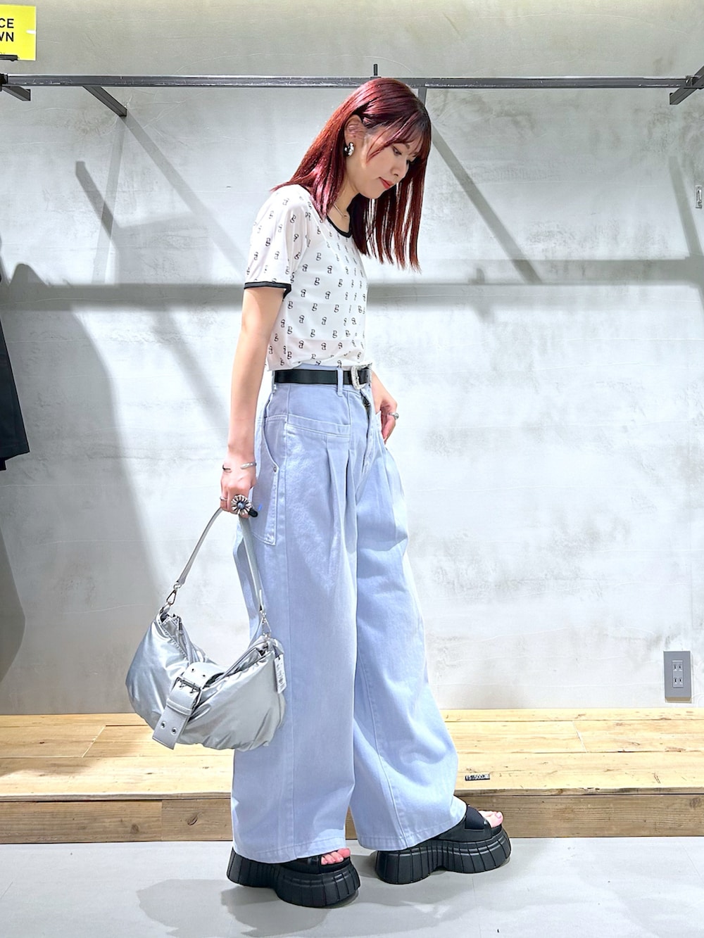 「ロゴプリント、カラーデニム、ワイドパンツ、カラーパンツ、シルバーバッグ、厚底サンダル、スポサン、Tシャツ」｜「PAGEBOYの<高畠百加着用アイテム>モノグラムシアーT（Tシャツ/カットソー、ホワイト系）」を使った、ゆきほさん（骨格ナチュラル・レディース・159cm）の夏コーディネートの2枚目の写真