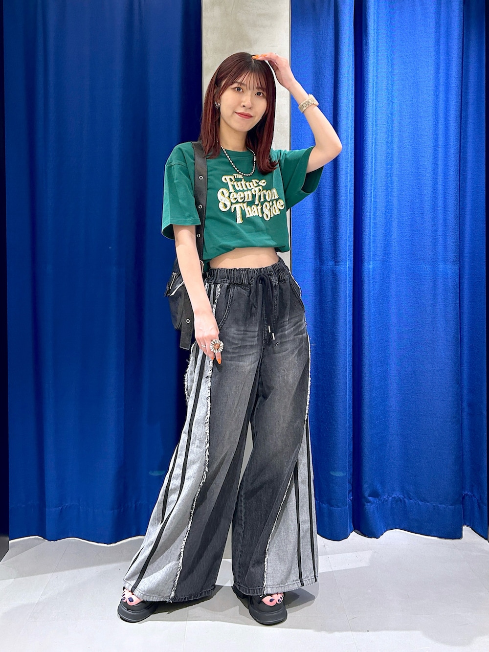 「Tシャツ、ロゴT、グリーン、デニムパンツ、ワイドデニム、ラインパンツ、カジュアル、Tシャツコーデ、夏コーデ、骨格ナチュラル、イエベ春」｜「PAGEBOYのアソートグラフィックルーズT（Tシャツ/カットソー、グリーン系）」を使った、ゆきほさん（骨格ナチュラル・レディース・159cm）の夏コーディネートの2枚目の写真