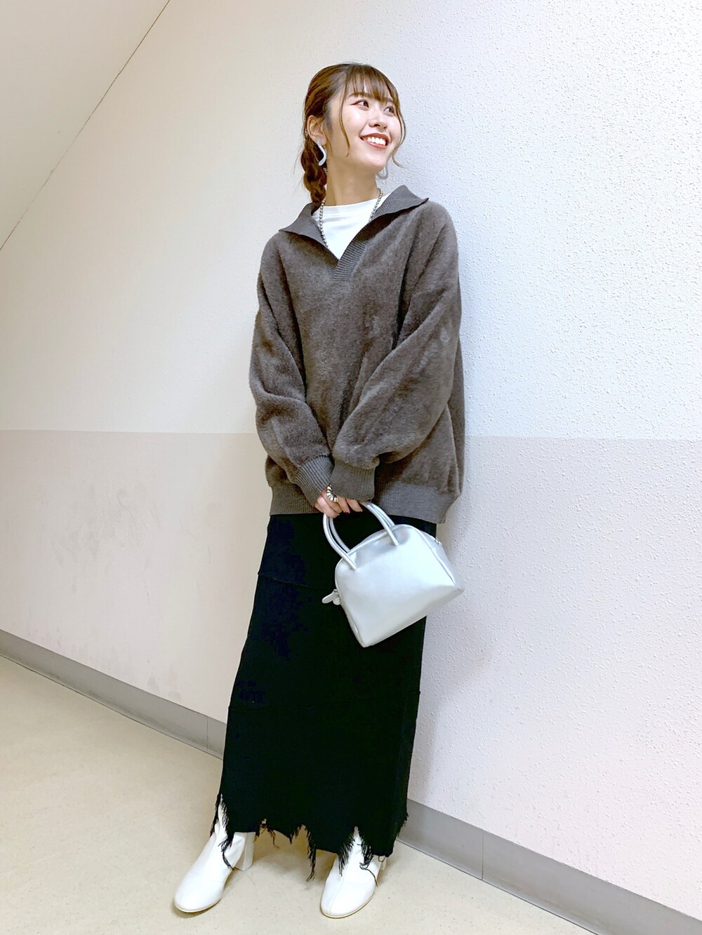 「レイヤードスタイル、ポロニット、スキッパーニット、スキッパー、ニットスカート、ダメージ加工、ブラウンコーデ、オトナカジュアル、カジュアル、きれいめカジュアル」｜「PAGEBOYのラウンドストレッチブーツ（ブーツ、ホワイト系）」を使った、ゆきほさん（レディース・159cm）の冬コーディネートの2枚目の写真
