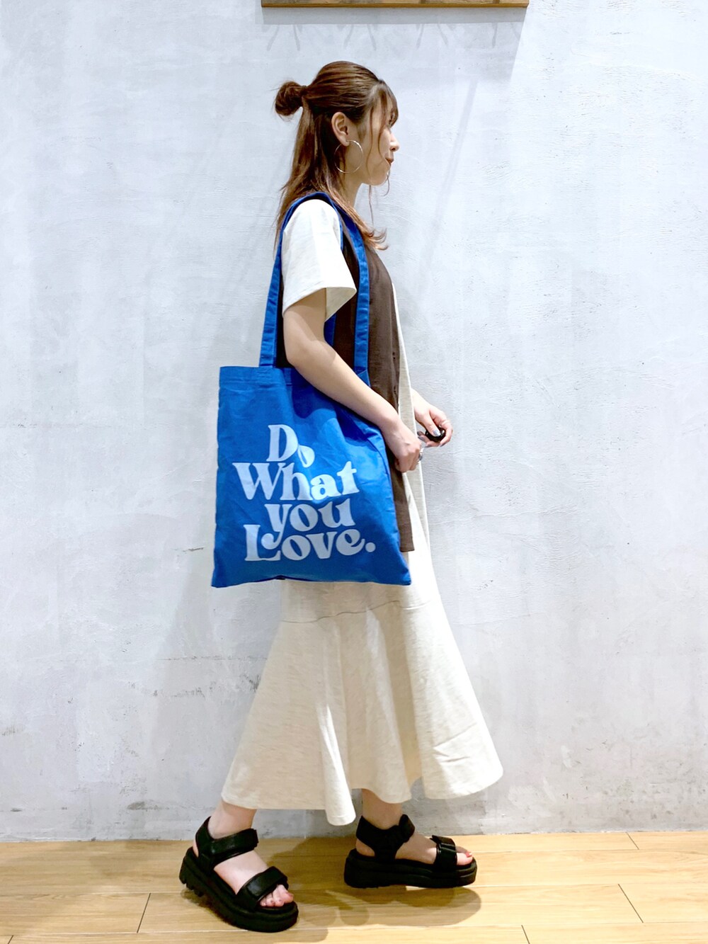 「ワンピース、ジレ、初夏コーデ、スポサン、トートバッグ、青、カットソーワンピース、ティアードワンピース」｜「PAGEBOYのリネンライククリアジレ（その他アウター、ブラウン系）」を使った、ゆきほさん（レディース・159cm）の春コーディネートの3枚目の写真