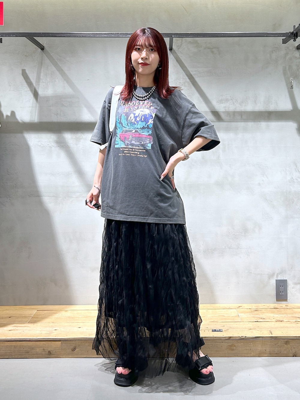 「Tシャツ、オーバーサイズ、ヴィンテージライク、スカート、楽ちんコーデ、ラフ、夏コーデ、夏だ！Tシャツ着よう！、プリントT、ロックT」｜「PAGEBOYのカーロックプリントT（Tシャツ/カットソー、グレー系）」を使った、ゆきほさん（骨格ナチュラル・レディース・159cm）の夏コーディネートの2枚目の写真