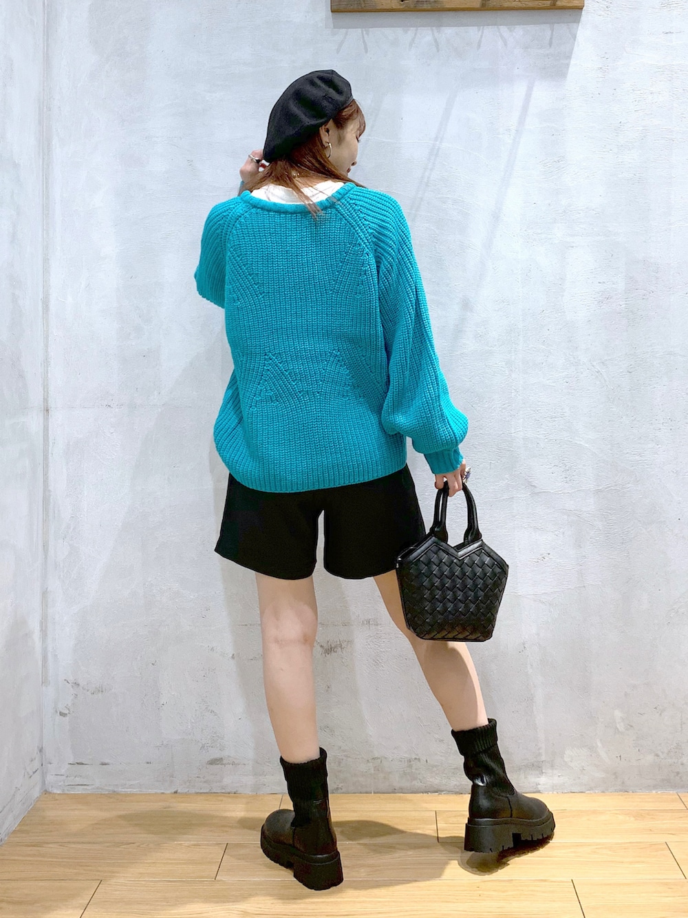 「ニット、スリット、ショートパンツ、ベレー帽、ショートブーツ、ニットブーツ、モード、ターコイズブルー」｜「PAGEBOYのスリットラグランニット（ニット/セーター、ブルー系）」を使った、ゆきほさん（骨格ナチュラル・レディース・159cm）の冬コーディネートの4枚目の写真