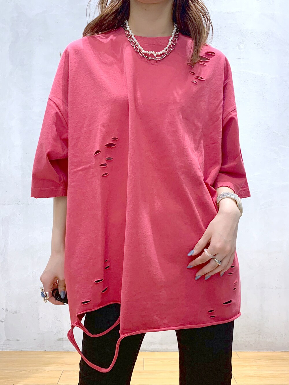 ピンク系のTシャツ/カットソー、ブルー系のデニムパンツ、シルバー系のショルダーバッグを着用したレディースの夏コーディネートの4枚目の写真