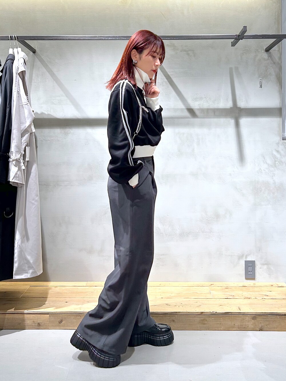 「トラックジャケット、ハーネス、スラックス、モード、スポーツミックス、ローファー、厚底シューズ、春コーデ」｜「PAGEBOYのラメラインショートトラックジャケット（ジャージ、ブラック系）」を使った、ゆきほさん（骨格ナチュラル・レディース・159cm）の春コーディネートの2枚目の写真