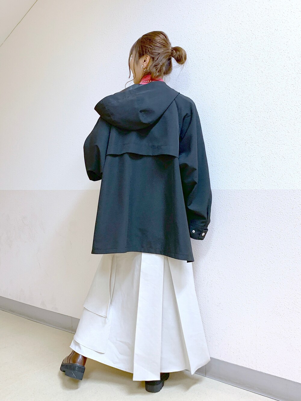 「マウンテンパーカー、スカート、ティアードスカート、おしゃれさんと繋がりたい、ロングブーツ、春コーデ、カジュアル、大人カジュアル」｜「PAGEBOYのスナップスリットマウンパ（マウンテンパーカー、ブラック系）」を使った、ゆきほさん（レディース・159cm）の春コーディネートの4枚目の写真