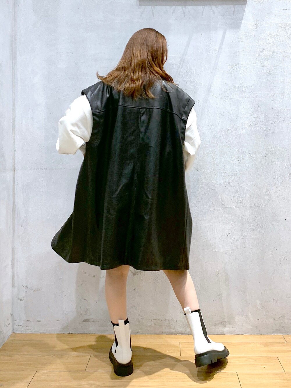 「レザー、スウェット、ショートパンツ、カジュアル、ロゴスウェット、モノトーン、ショートブーツ、サイドゴアブーツ」｜「PAGEBOYの交織ツイルロールアップショートパンツ（その他パンツ、ブラウン系）」を使った、ゆきほさん（骨格ナチュラル・レディース・159cm）の秋コーディネートの4枚目の写真