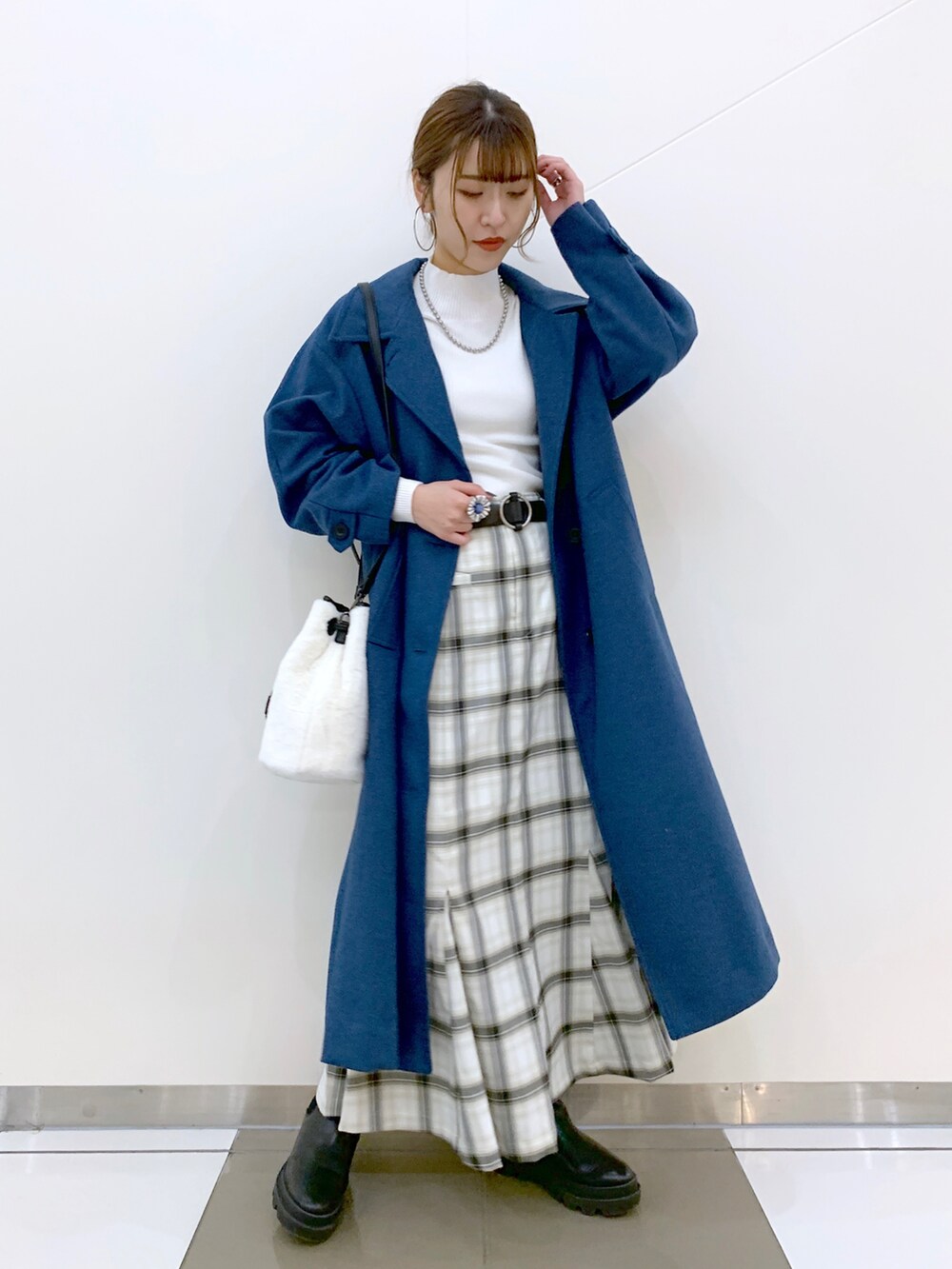 「秋冬コーデ、ロングコート、スタンドネック、ブルー、チェックスカート、カラーコート、冬コーデ、フェミニン、大人カジュアル、ショートブーツ、厚底ブーツ、サイドコアブーツ」｜「PAGEBOYのスタンドネックウールチェスターコート（チェスターコート、グリーン系）」を使った、ゆきほさん（レディース・159cm）の冬コーディネートの2枚目の写真