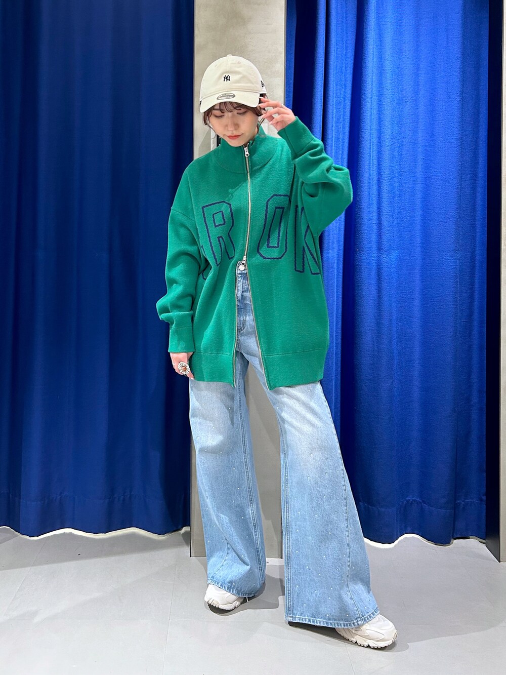 「ユニセックス、オーバーサイズ、春服、グリーン、ニット、カジュアル、ストリート、デニム、ワイドデニム、キャップ、ニューエラ、ニューバランス」｜「PAGEBOYのNEWERA×PB 9TWENTYCAP（キャップ、ホワイト系）」を使った、ゆきほさん（骨格ナチュラル・レディース・159cm）の春コーディネートの2枚目の写真
