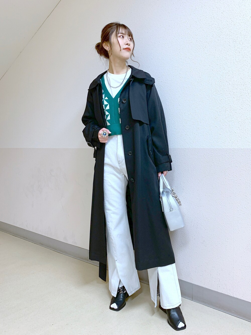 「トレンチコート、ロングコート、ブラック、モノトーン、フレアデニム、フレアパンツ、スリットパンツ、春コーデ、モード、大人カジュアル、チェーンバッグ、シルバー」｜「PAGEBOYのクリアスタンドトレンチコート（トレンチコート、ブラック系）」を使った、ゆきほさん（レディース・159cm）の春コーディネートの3枚目の写真