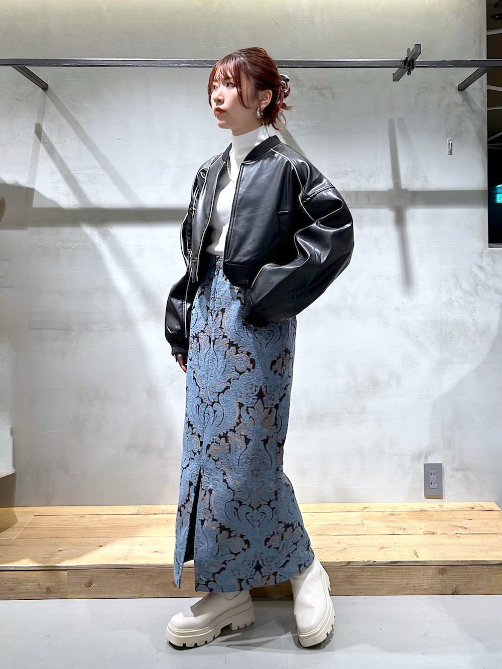 「ファッションを楽しもう、ブルゾン、秋コーデ、冬コーデ、ナロースカート、ジャガード、モード、スパンコール、オトナカジュアル、ショートブーツ、厚底ブーツ、ブルー、デート」｜「PAGEBOYのフェイクレザーパイピングショートブルゾン（ブルゾン、ブラック系）」を使った、ゆきほさん（骨格ナチュラル・レディース・159cm）の秋コーディネートの2枚目の写真