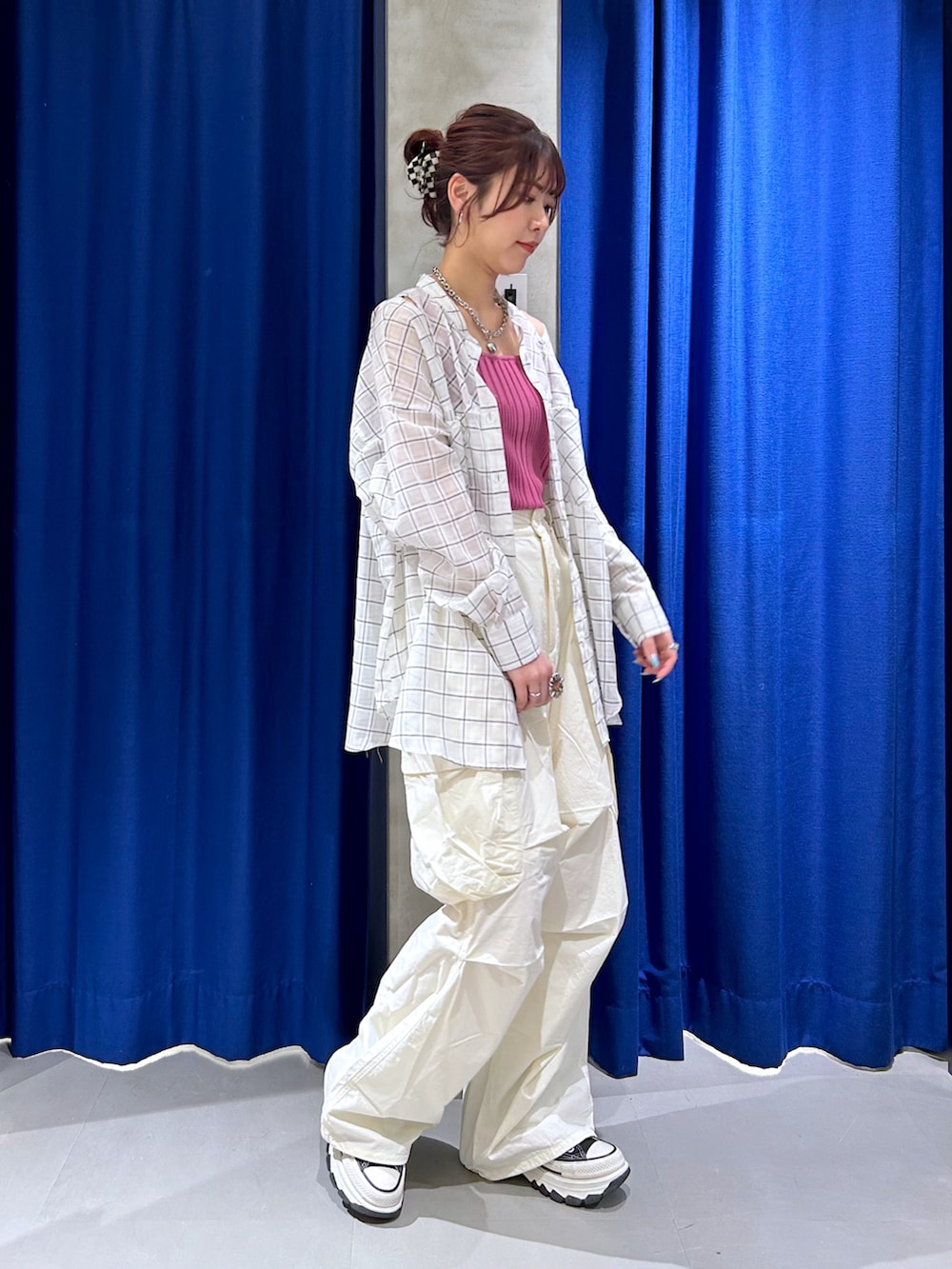 「シャツスタイル、チェックシャツ、カーゴパンツ、タンクトップ、ホワイトコーデ、春コーデ、パンツスタイル、カジュアル、ワントーンコーデ」｜「PAGEBOYのポケットデザインカーゴパンツ（カーゴパンツ、ホワイト系）」を使った、ゆきほさん（骨格ナチュラル・レディース・159cm）の夏コーディネートの2枚目の写真