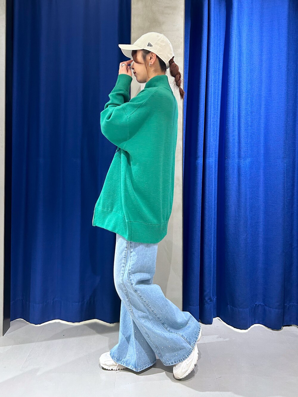 「ユニセックス、オーバーサイズ、春服、グリーン、ニット、カジュアル、ストリート、デニム、ワイドデニム、キャップ、ニューエラ、ニューバランス」｜「PAGEBOYのNEWERA×PB 9TWENTYCAP（キャップ、ホワイト系）」を使った、ゆきほさん（骨格ナチュラル・レディース・159cm）の春コーディネートの3枚目の写真