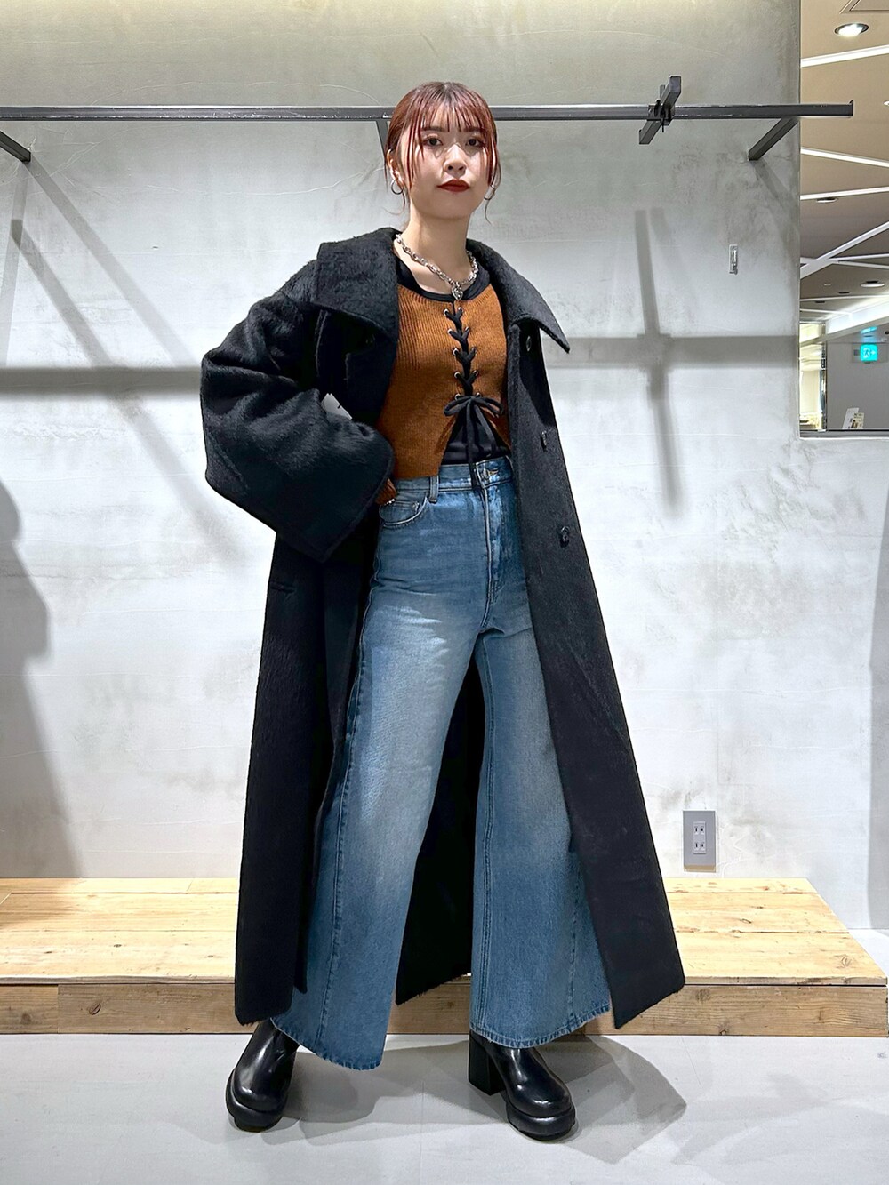 「ファッションを楽しもう、シャギーコート、ロングコート、ブラックコート、ニット、デザインニット、ビッグシルエット、オーバーサイズ、ワイドパンツ、モードカジュアル、デニムパンツ、ワイドデニム、オレンジ」｜「PAGEBOYのレースUPニット×タンクSET2（ニット/セーター、オレンジ系）」を使った、ゆきほさん（骨格ナチュラル・レディース・159cm）の秋コーディネートの2枚目の写真