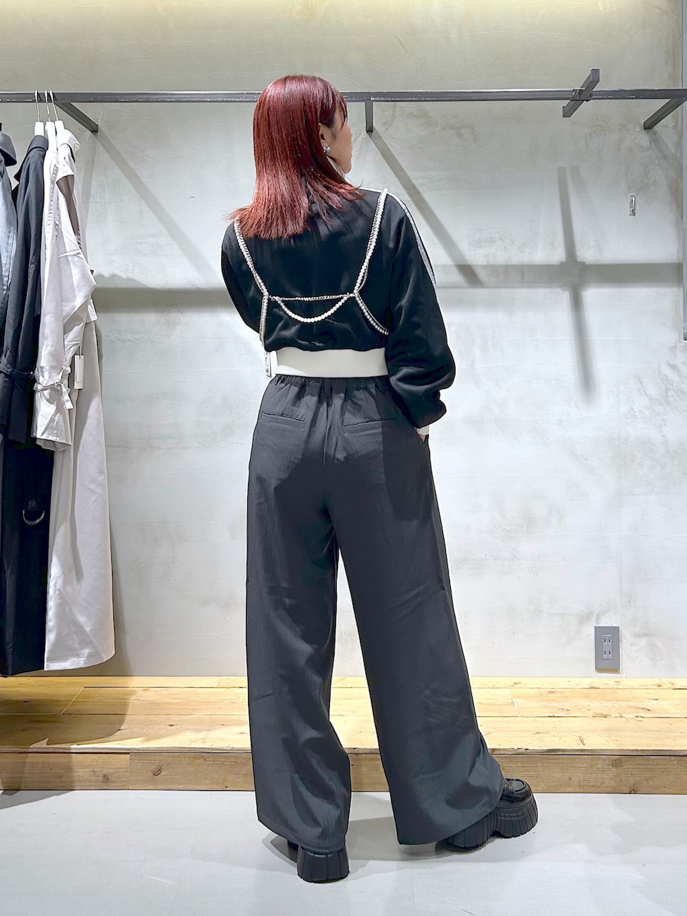 「トラックジャケット、ハーネス、スラックス、モード、スポーツミックス、ローファー、厚底シューズ、春コーデ」｜「PAGEBOYのラメラインショートトラックジャケット（ジャージ、ブラック系）」を使った、ゆきほさん（骨格ナチュラル・レディース・159cm）の春コーディネートの3枚目の写真