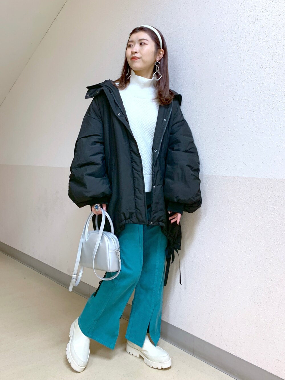 「モンスターパーカー、オトナカジュアル、カラーパンツ、グリーン、ホワイトブーツ、ニット/セーター、フレアパンツ、コーデュロイ、ページボーイ、ジーナシス」｜「PAGEBOYの5Gショートハイネックプルオーバー（ニット/セーター、ホワイト系）」を使った、ゆきほさん（レディース・159cm）の冬コーディネートの2枚目の写真