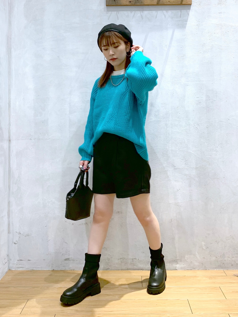 「ニット、スリット、ショートパンツ、ベレー帽、ショートブーツ、ニットブーツ、モード、ターコイズブルー」｜「PAGEBOYのスリットラグランニット（ニット/セーター、ブルー系）」を使った、ゆきほさん（骨格ナチュラル・レディース・159cm）の冬コーディネートの3枚目の写真