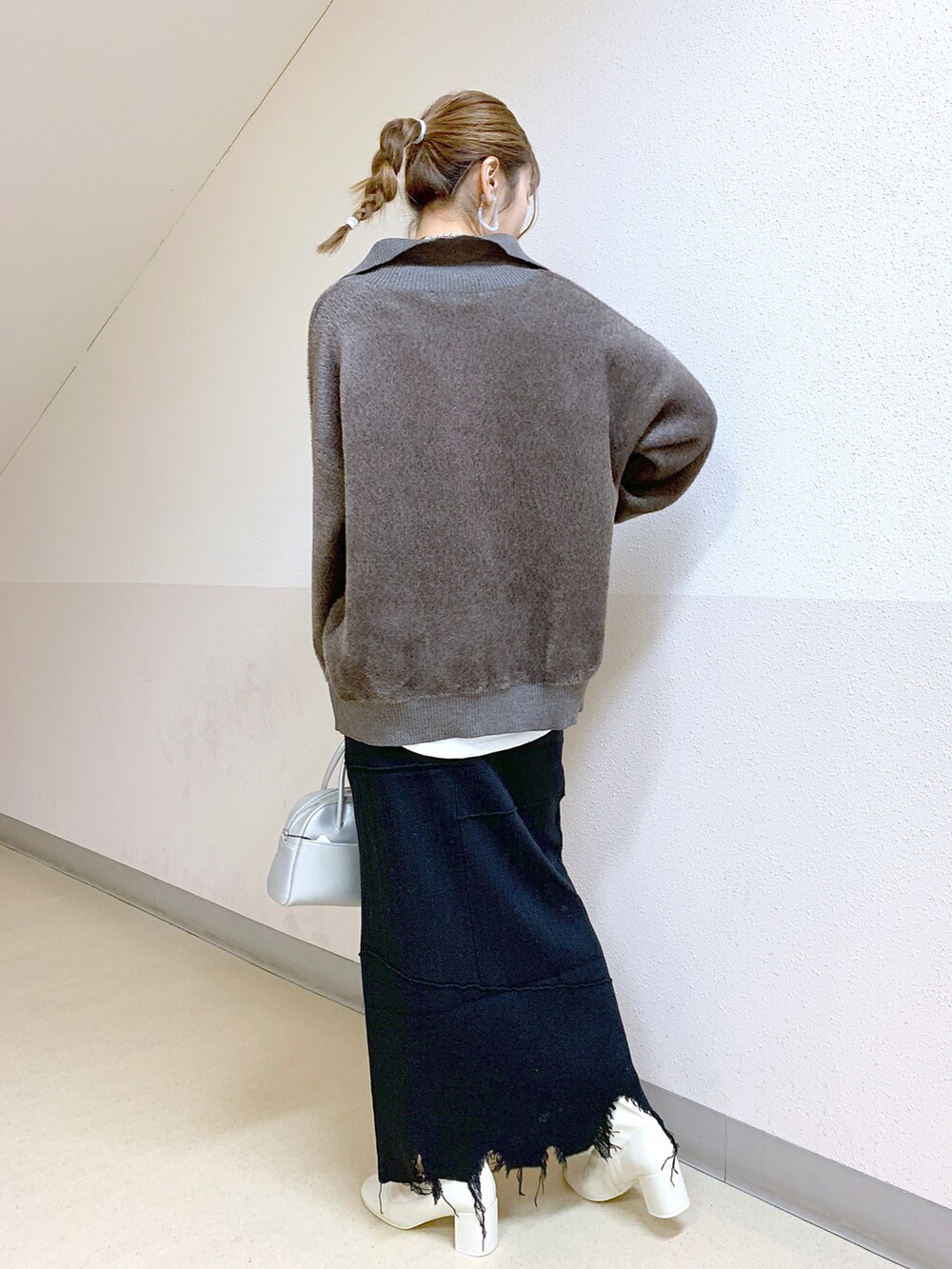「レイヤードスタイル、ポロニット、スキッパーニット、スキッパー、ニットスカート、ダメージ加工、ブラウンコーデ、オトナカジュアル、カジュアル、きれいめカジュアル」｜「PAGEBOYのラウンドストレッチブーツ（ブーツ、ホワイト系）」を使った、ゆきほさん（レディース・159cm）の冬コーディネートの3枚目の写真