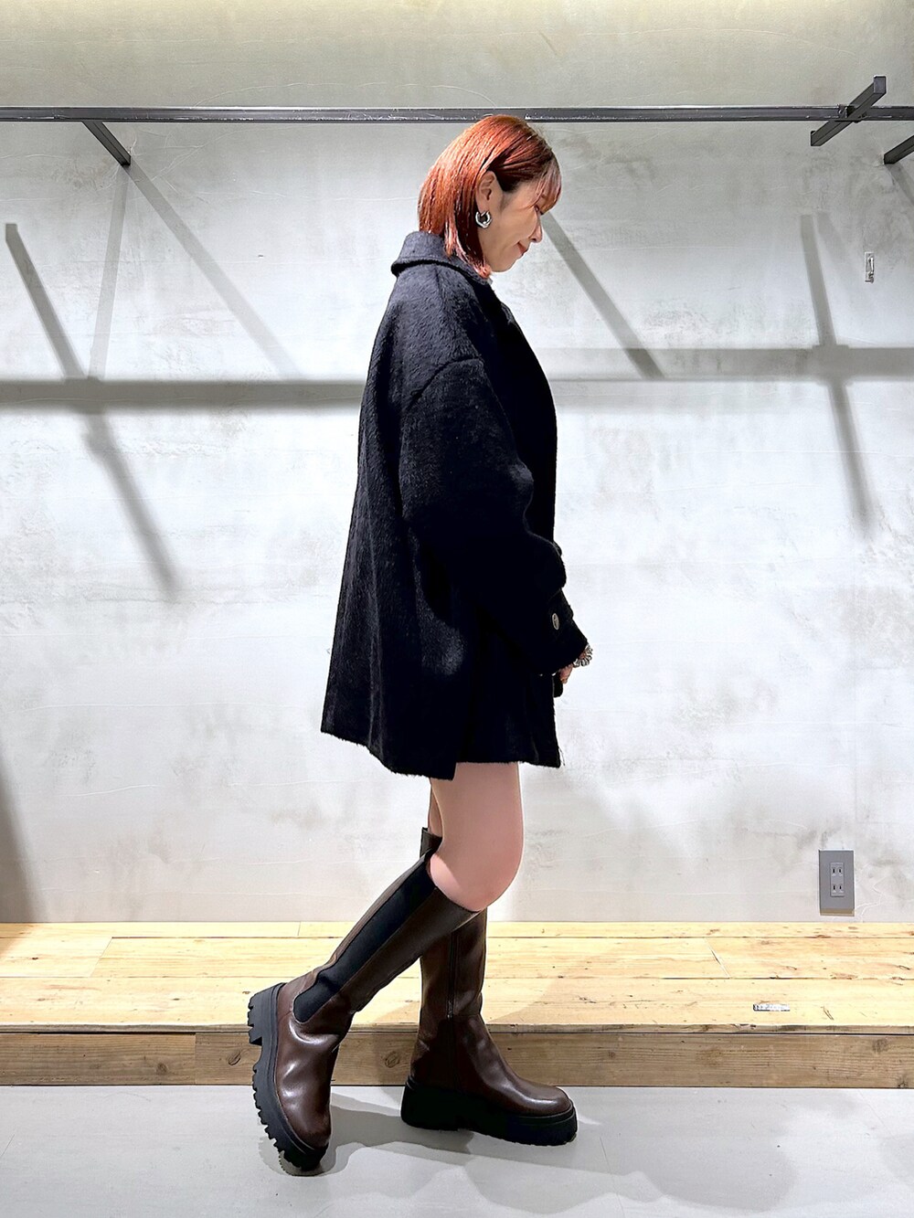 「コート、冬アウター、ミドル丈、スウェット、ショートパンツ、ロングブーツ、大人カジュアル、カジュアルコーデ」｜「PAGEBOYのトラックスウェット（スウェット、グレー系）」を使った、ゆきほさん（骨格ナチュラル・レディース・159cm）の冬コーディネートの3枚目の写真