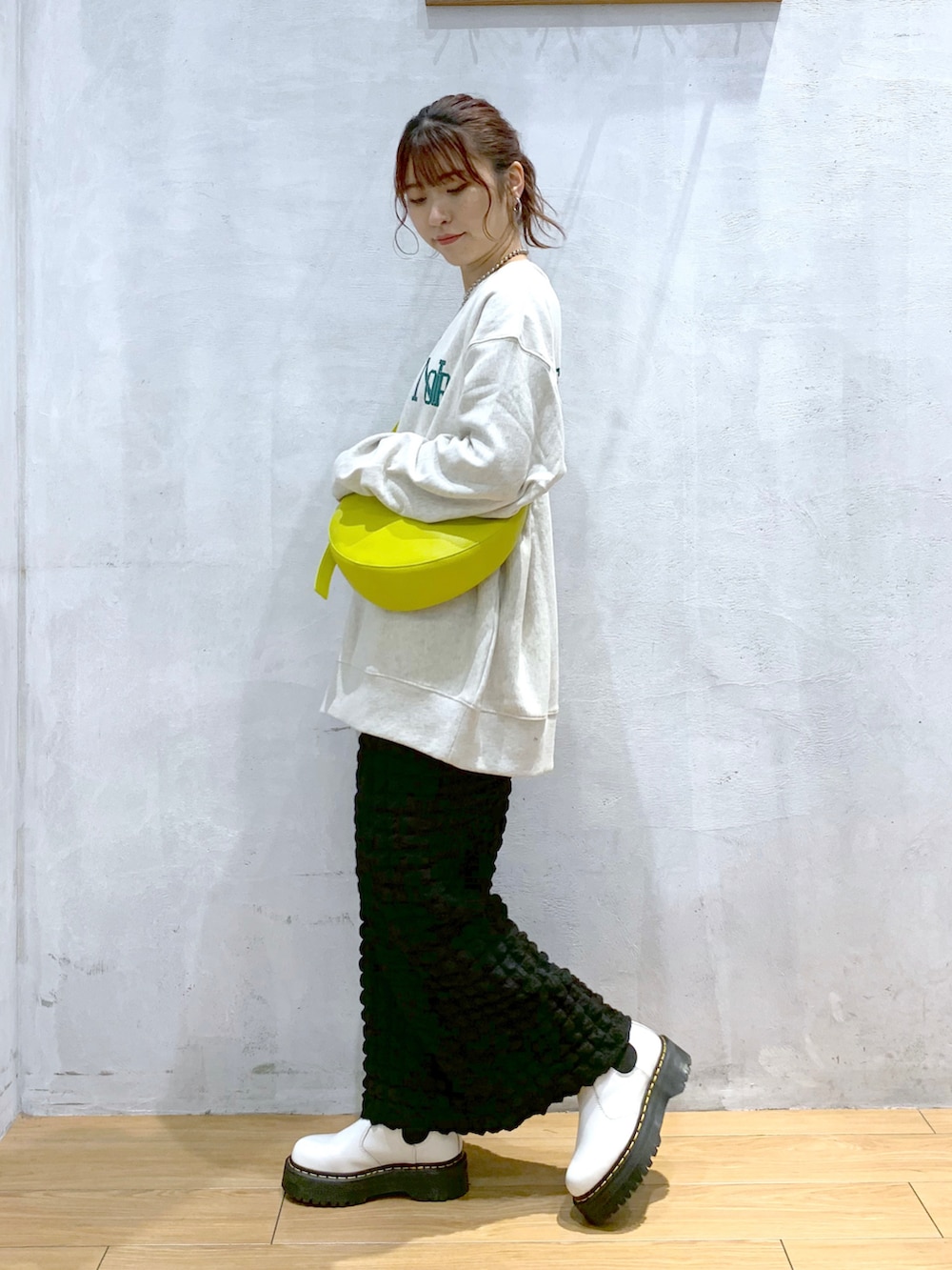 「スウェット、カレッジロゴ、ポコポコ、春服デビュー宣言、春、ラフコーデ、カジュアル、オーバーサイズ、ゆるコーデ」｜「PAGEBOYのクラックカレッジBIGスウェット（スウェット、ベージュ系）」を使った、ゆきほさん（骨格ナチュラル・レディース・159cm）の春コーディネートの3枚目の写真