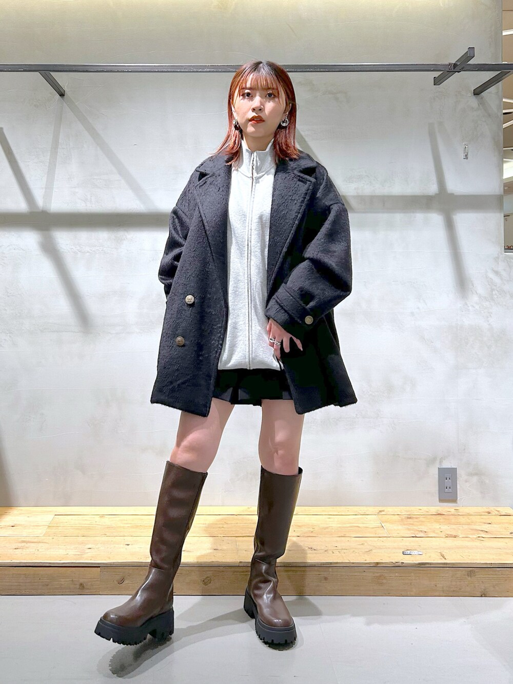 「コート、冬アウター、ミドル丈、スウェット、ショートパンツ、ロングブーツ、大人カジュアル、カジュアルコーデ」｜「PAGEBOYのトラックスウェット（スウェット、グレー系）」を使った、ゆきほさん（骨格ナチュラル・レディース・159cm）の冬コーディネートの2枚目の写真