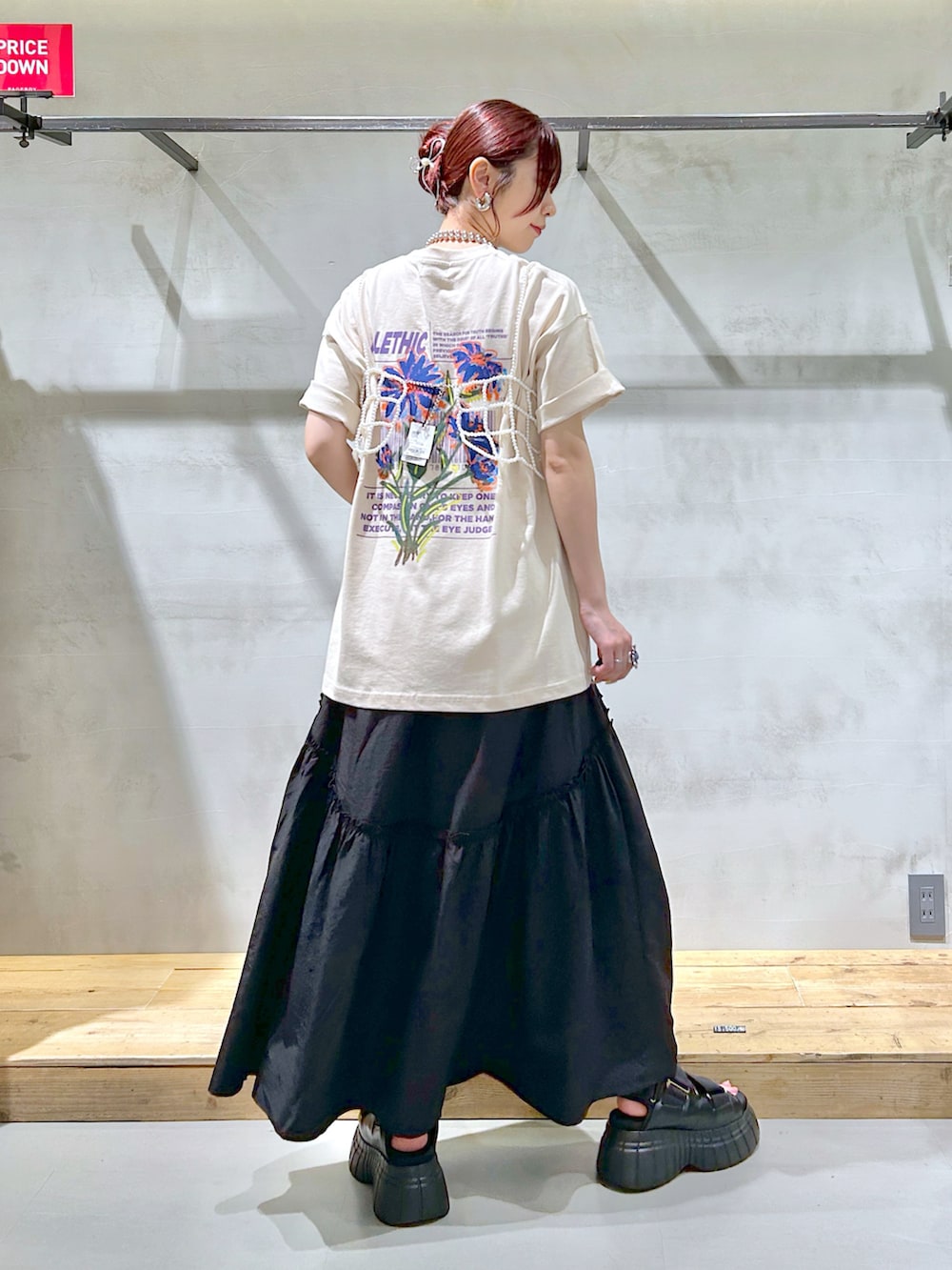 「ユニセックス、オーバーサイズ、Tシャツ、サンダル、パールビスチェ、厚底サンダル、プリントT、バックプリント、夏コーデ、Tシャツコーデ」｜「PBLIMのPBLIM/アートフラワーT（Tシャツ/カットソー、ベージュ系）」を使った、ゆきほさん（骨格ナチュラル・レディース・159cm）の夏コーディネートの2枚目の写真