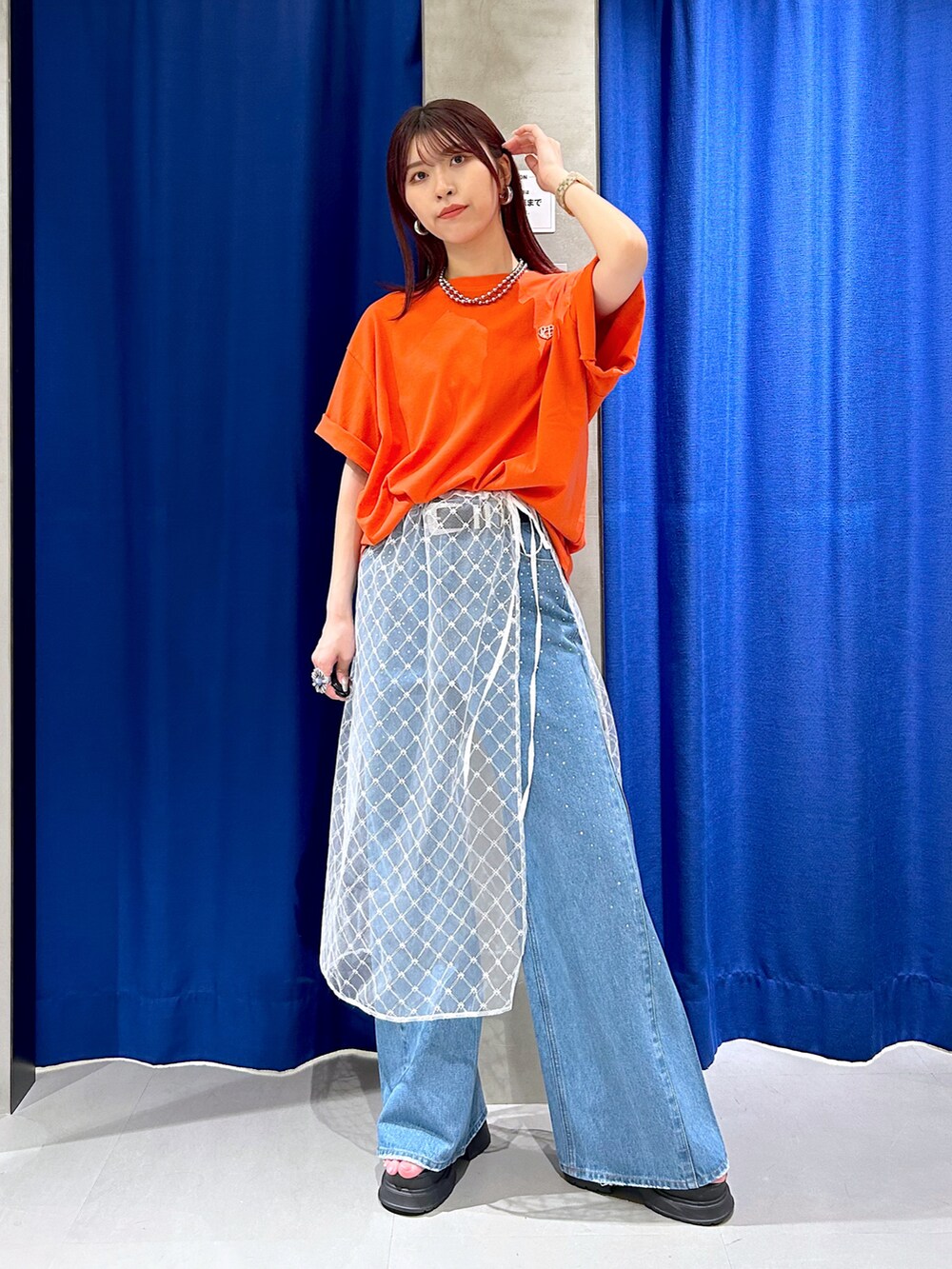 「無地T、レイヤード、レイヤードスタイル、チュールスカート、チュール、デニム、ワイドデニム、オレンジ、夏コーデ」｜「PAGEBOYのチュールレイヤード（スカート、ホワイト系）」を使った、ゆきほさん（骨格ナチュラル・レディース・159cm）の夏コーディネートの2枚目の写真