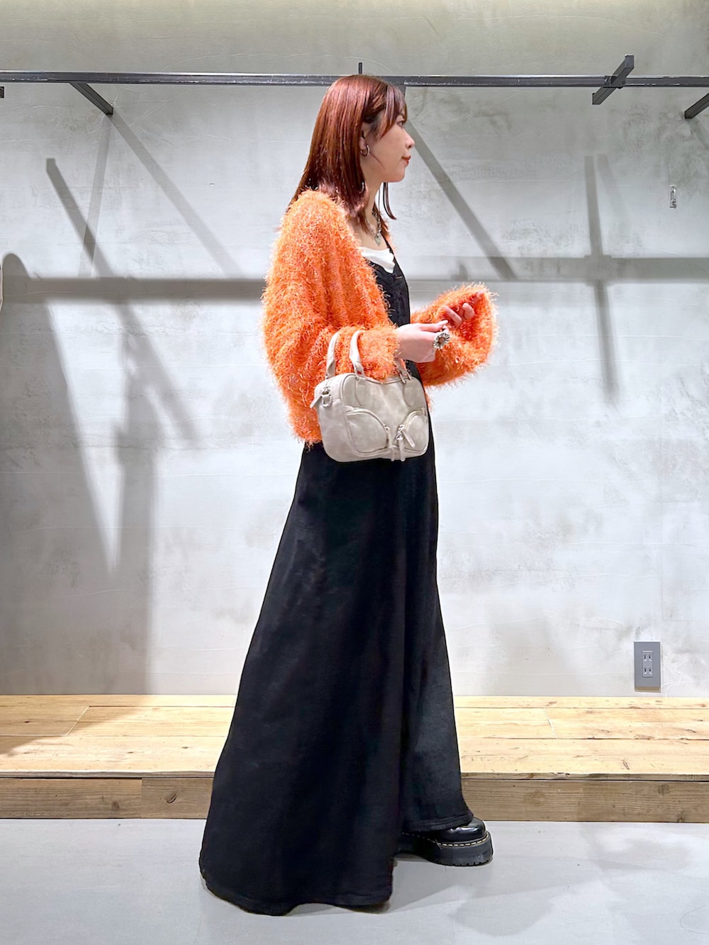 「デニムワンピース、カーディガン、オレンジ、ワンピース、カジュアル、春コーデ」｜「PAGEBOYの【なごみさん着用アイテム】サイドZIPデニムワンピース（ワンピース、ブラック系）」を使った、ゆきほさん（骨格ナチュラル・レディース・159cm）の春コーディネートの3枚目の写真