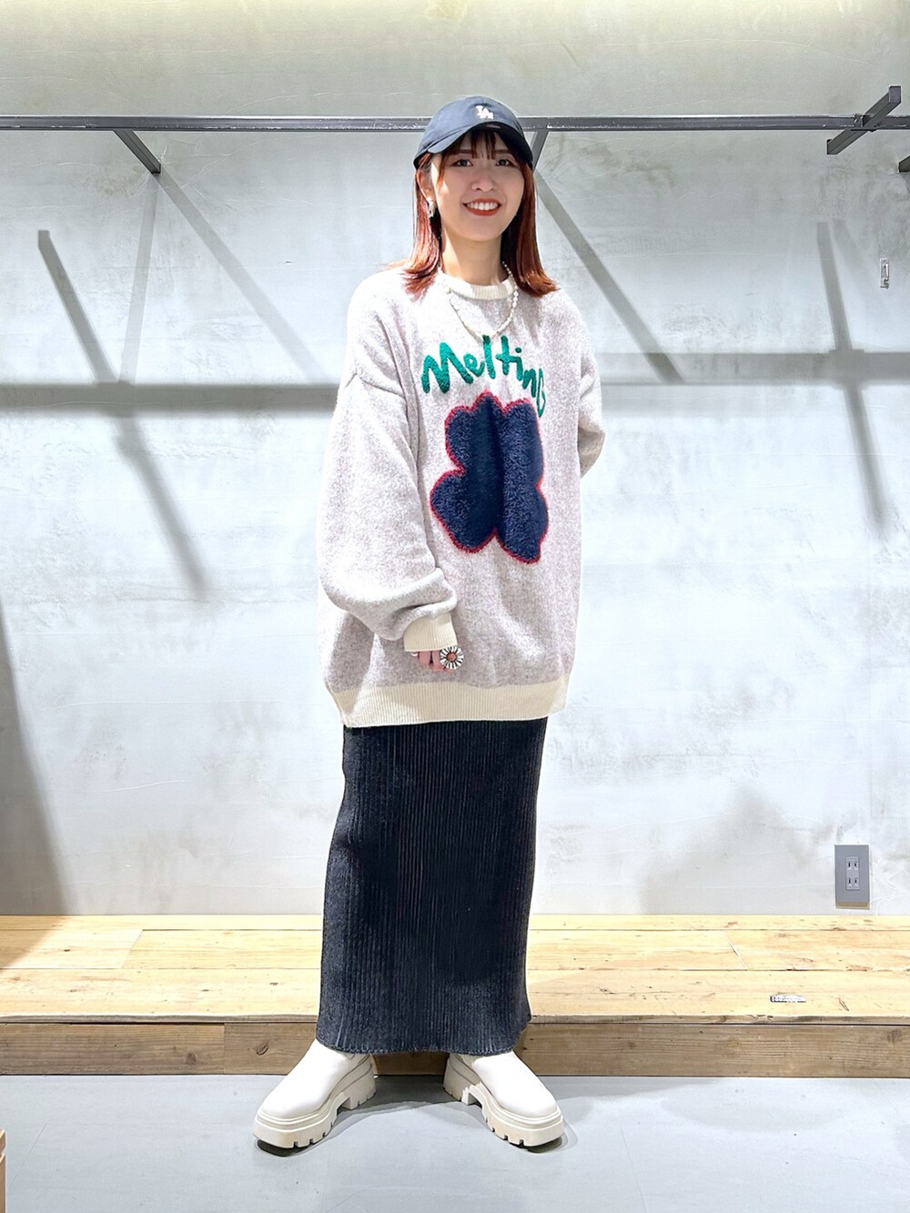「ニットスカート、ニット、オーバーサイズ、ユニセックス、キャップ、カジュアルコーデ、ショートブーツ、ロゴニット、冬コーデ」｜「PBLIMのPAGEBOYLIM/クローバーモチーフニット（ニット/セーター、ホワイト系）」を使った、ゆきほさん（骨格ナチュラル・レディース・159cm）の冬コーディネートの2枚目の写真