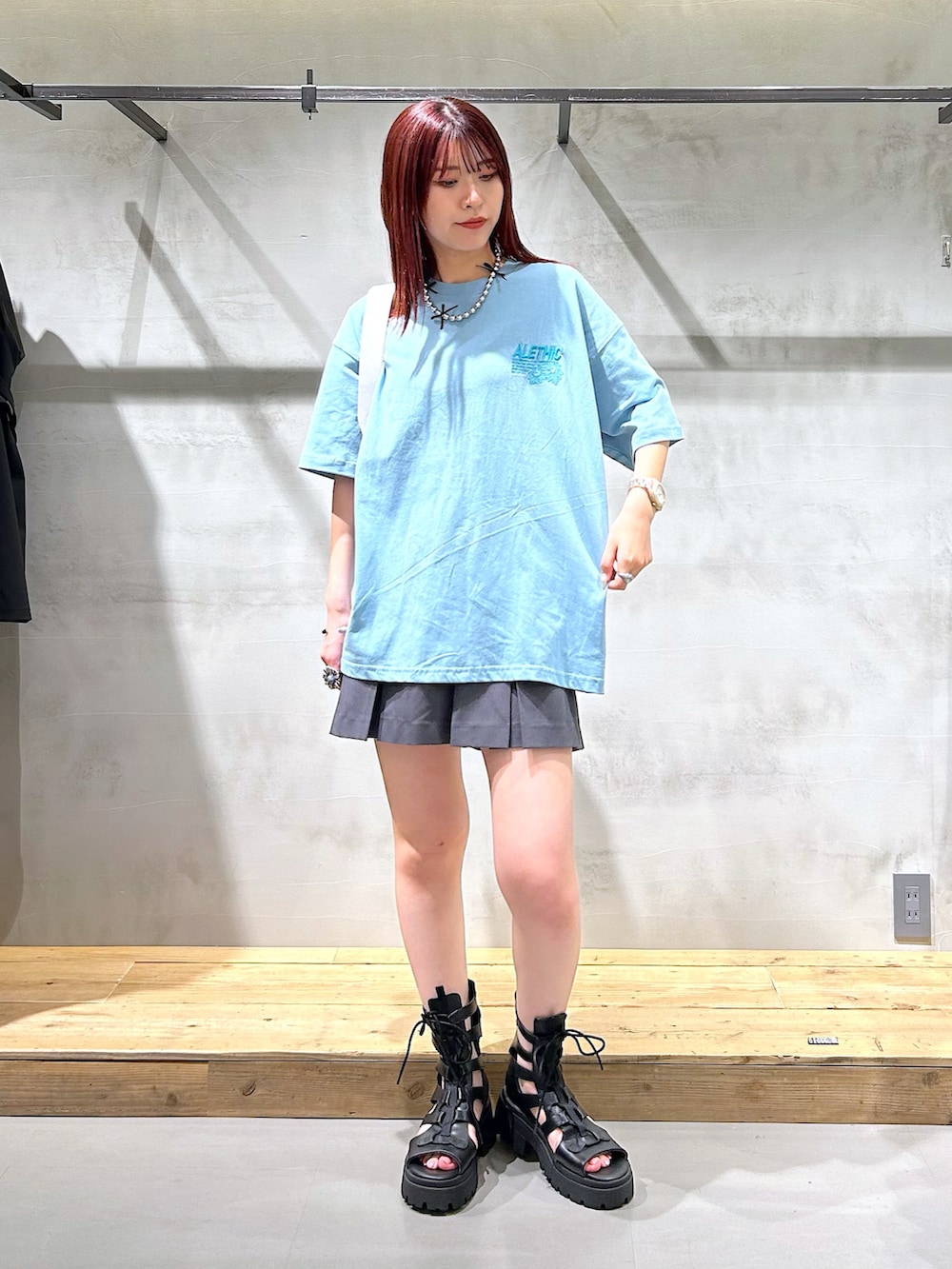 「ユニセックス、プリントT、オーバーサイズ、バックプリント、プリーツパンツ、ミニ丈、ブーツサンダル、サンダル、シルバーバッグ、夏コーデ、Tシャツ、カラーTシャツ」｜「PBLIMのPBLIM/アートフラワーT（Tシャツ/カットソー、ブルー系）」を使った、ゆきほさん（骨格ナチュラル・レディース・159cm）の夏コーディネートの2枚目の写真