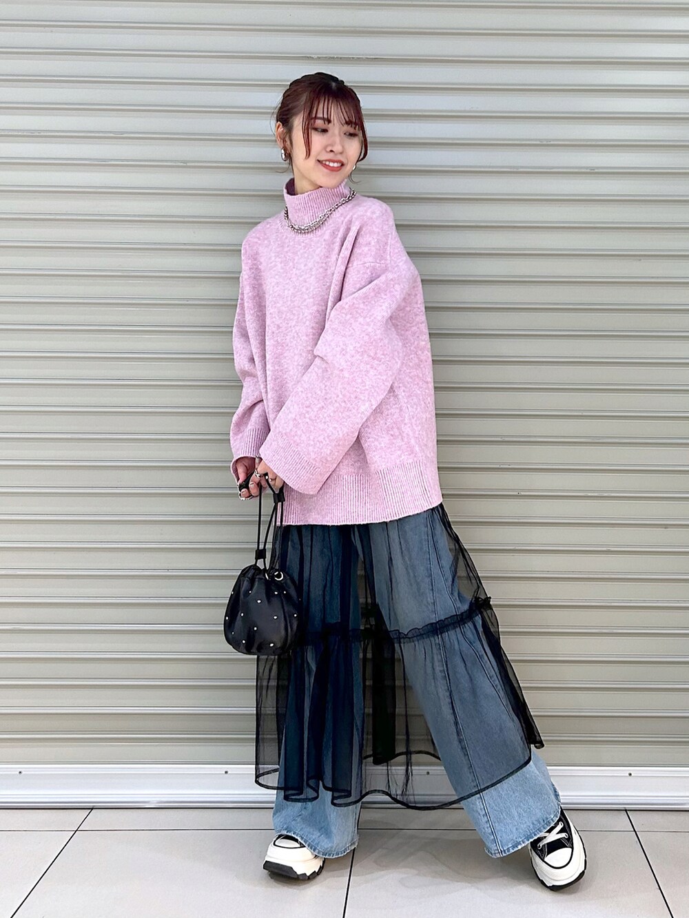 「ハイネックニット、チュールワンピ、レイヤードスタイル、デニムパンツ、ワイドデニム、ニット、ピンク、骨格ナチュラル、カジュアルコーデ、キンチャクバッグ」｜「PAGEBOYのウールMIXマシュマロハイネック（ニット/セーター、レッド系）」を使った、ゆきほさん（骨格ナチュラル・レディース・159cm）の秋コーディネートの2枚目の写真