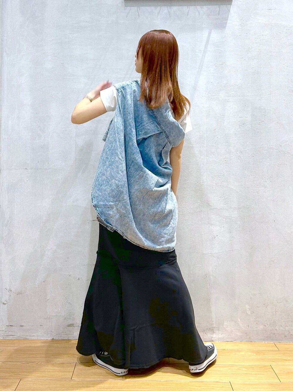 「肌見せ、ショート丈、Tシャツ、スエットスカート、マーメイドスカート、デニムシャツ、たすき掛け、カジュアルコーデ、骨格ナチュラル」｜「PAGEBOYのデニムスナップルーズシャツ（シャツ/ブラウス、ブルー系）」を使った、ゆきほさん（骨格ナチュラル・レディース・159cm）の春コーディネートの3枚目の写真